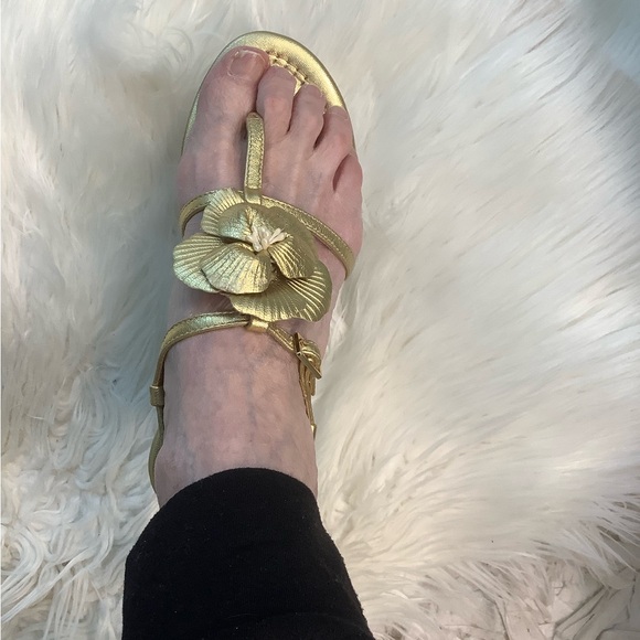 Kate Spade Gold Pearls-in-Flower Flat Sandals. 7 - Picture 5 of 8